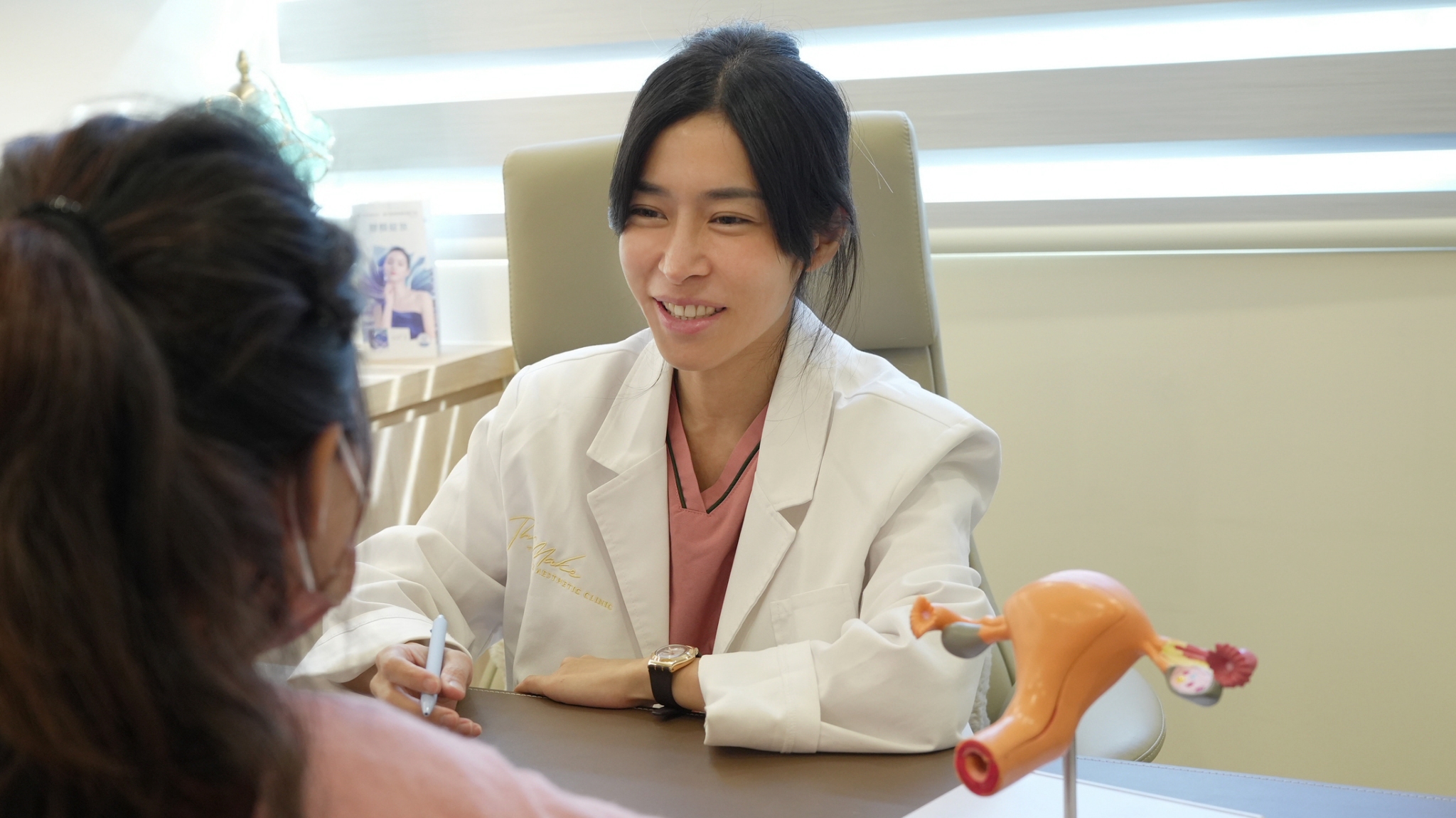 德美健康美學診所女性私密療程術前諮詢，醫師與來診者討論需求。